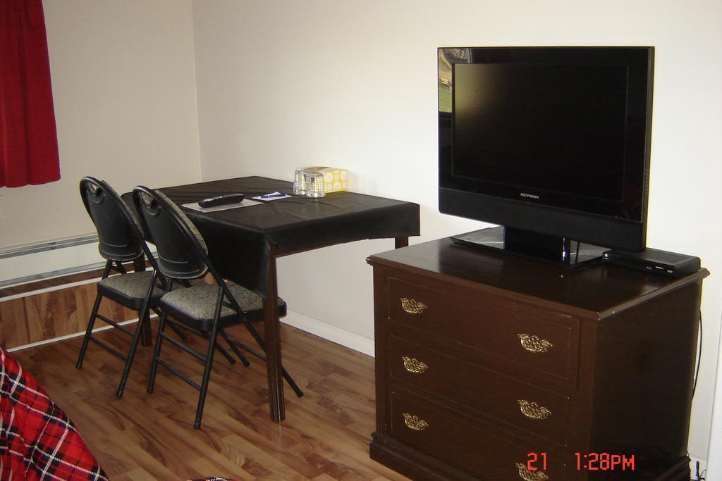 Midway Motel Radisson Chambre photo