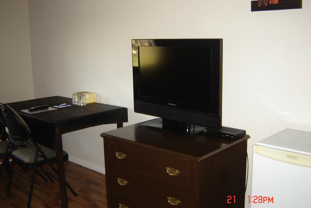 Midway Motel Radisson Chambre photo